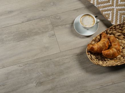 Holzoptik_Fliesen_Canada_Lake_mit_Croissant_und_Kaffee