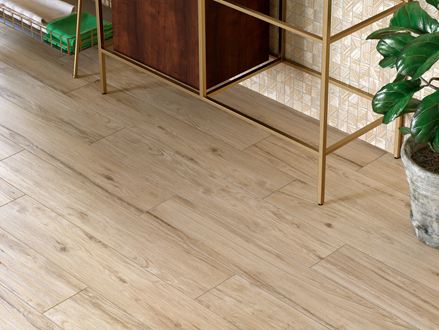 Badezimmer mit Holzoptik-Fliesen Scandi Light