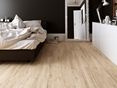 Scandi Light: moderne beigefarbene Optik Schlafzimmer mit Holzoptik-Fliesen Scandi Light