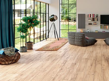 Wohnzimmer mit Holzoptik-Fliesen Scandi Oak