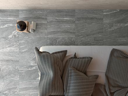 Wohnzimmer mit Granitoptik-Fliesen Dolomit Silver von oben