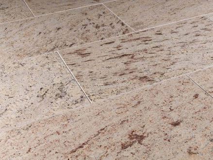 Beige-graue Granitfliesen mit bräunlichen Maserungen