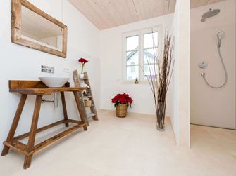 Modernes Bad mit Cleopatra Light-Kalksteinfliesen und Holzmöbeln