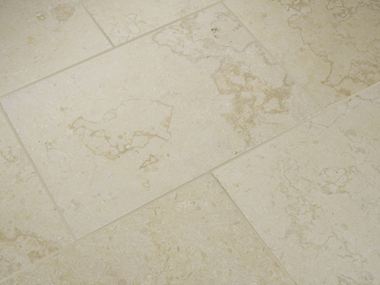 Kalksteinfliesen Royal Beige von schraeg oben