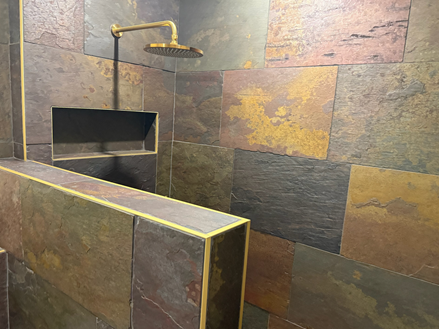 Peacock_Urban_Beige_Badezimmer_Dusche_Gold