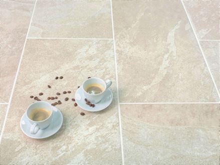 Fliesen Alpine Beige mit Kaffeetassen und Kaffeebohnen