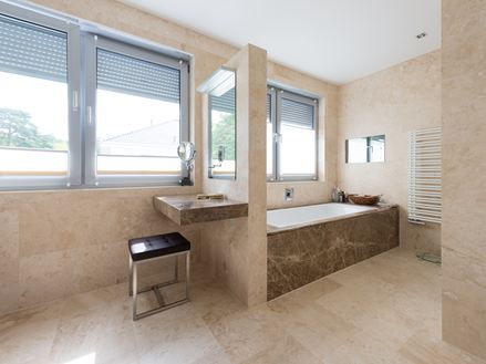 Elegantes Badezimmer mit Travertin Classic Light als Boden- und Wandbelag