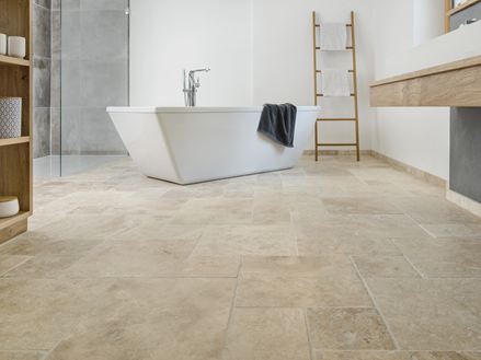 Fliesen Travertin Ivory-Cream im Badezimmer