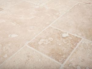 Travertinfliesen Ivory Cream mit typischer Porenstruktur