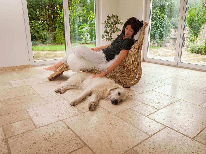 Travertin-Light-Shooting, Frau auf Liegesessel mit Hund