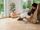 Travertin-Light-Shooting, Frau auf Liegesessel streichelt Boden