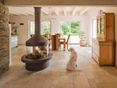 Travertin Light: Helle Beigetöne bei Sonnenlicht Travertin-Fliesen Light im Wohnzimmer mit Kamin und Hund