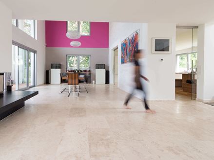 Ess- und Wohnzimmer mit Travertin Classic Light