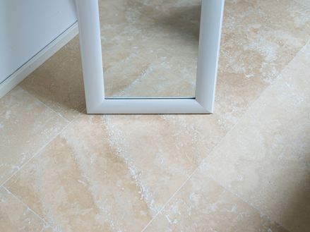 Flur mit Travertinfliesen Medium Line und Wandverblender aus Naturstein