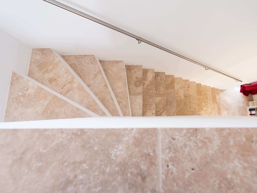 Elegante Treppengestaltung mit hellbeigen Fliesen Treppe aus Travertin Medium-Fliesen von oben