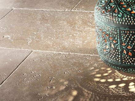 Orientalische Lampe auf Travertin Noce-Boden