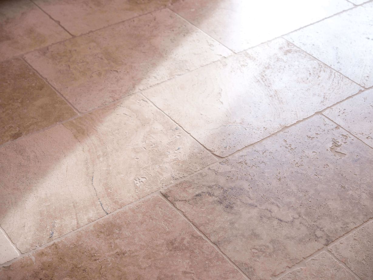 Travertin-Fliesen Rustic, seitliche Aufnahme mit Licht und Schatten