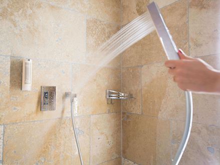 Dusche mit Travertinfliese Rustic an der Wand