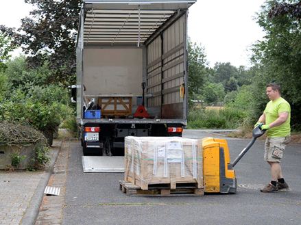 Anlieferung von Naturstein mit dem LKW
