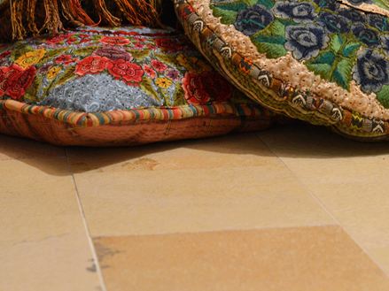 Beige Solnhofer Platte mit bunten Sitzkissen