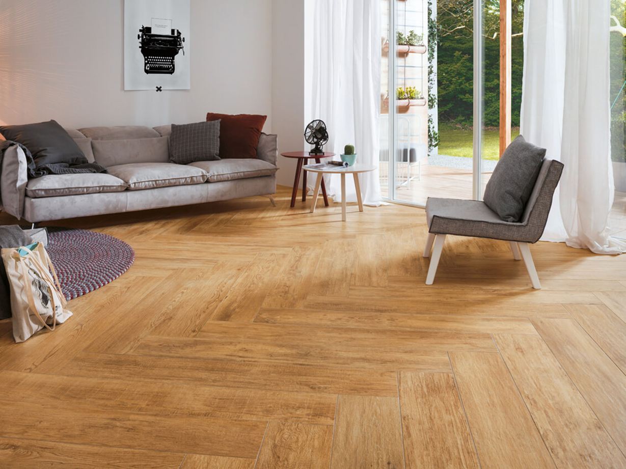 id1250 wohnzimmer mit blick in den garten bodenbelag holzoptikfliesen urban honey
