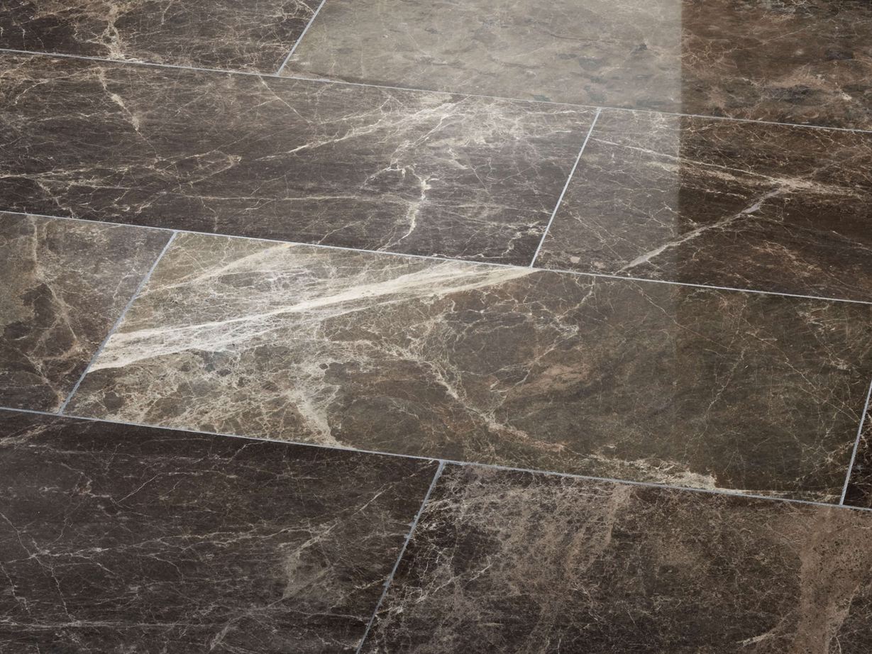 Marmor-Fliesen Emperador Dark seitlicher Winkel