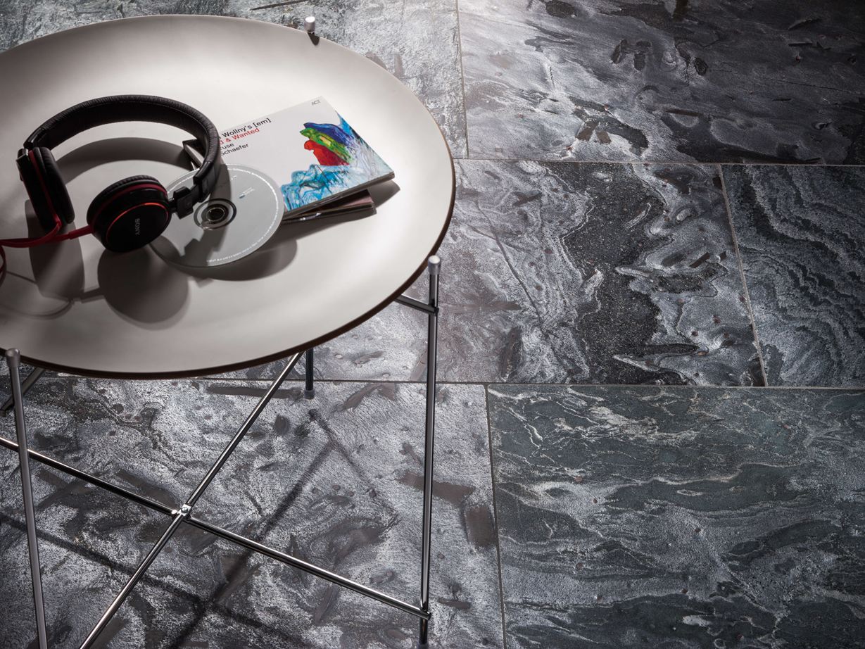 Quarzit-Fliesen Silver Grey mit Dekoration