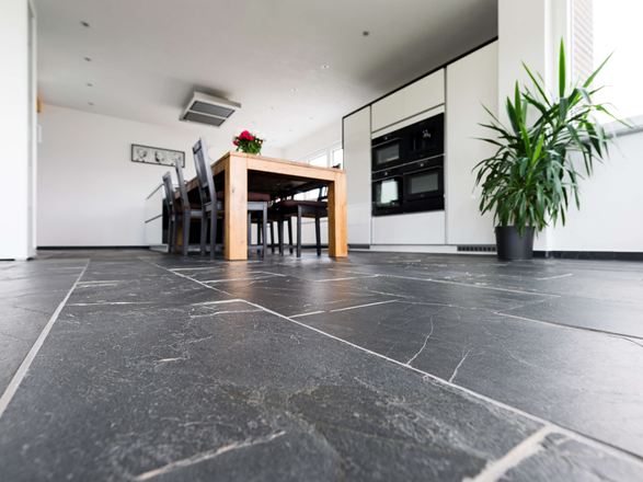 Froschperspektive auf Schieferboden Black Rustic
