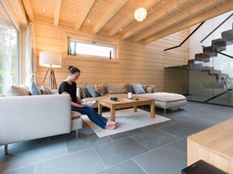 Frau im Wohnzimmer mit Schieferfliesen Grey Slate