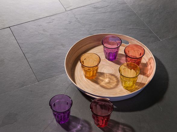 Holztablett mit bunten Gläsern auf Schieferfliese Grey Slate