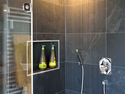 Dusche mit Schieferfliesen Mustang
