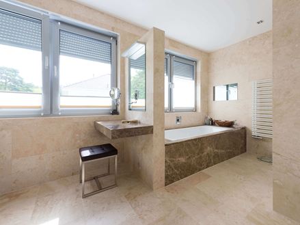 Elegantes Badezimmer mit Travertin Classic Light