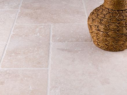 Fliesen-Travertin Light, getrommelt mit Rattanvase