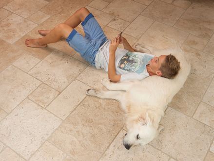 Travertin-Light-Shooting, Junge mit Hund