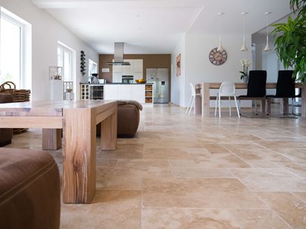 Wohnzimmer mit Natursteinboden Travertin Medium