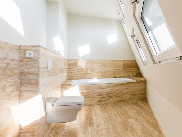 Natura Badfliesen aus Naturstein mit Badewanne und Toilette