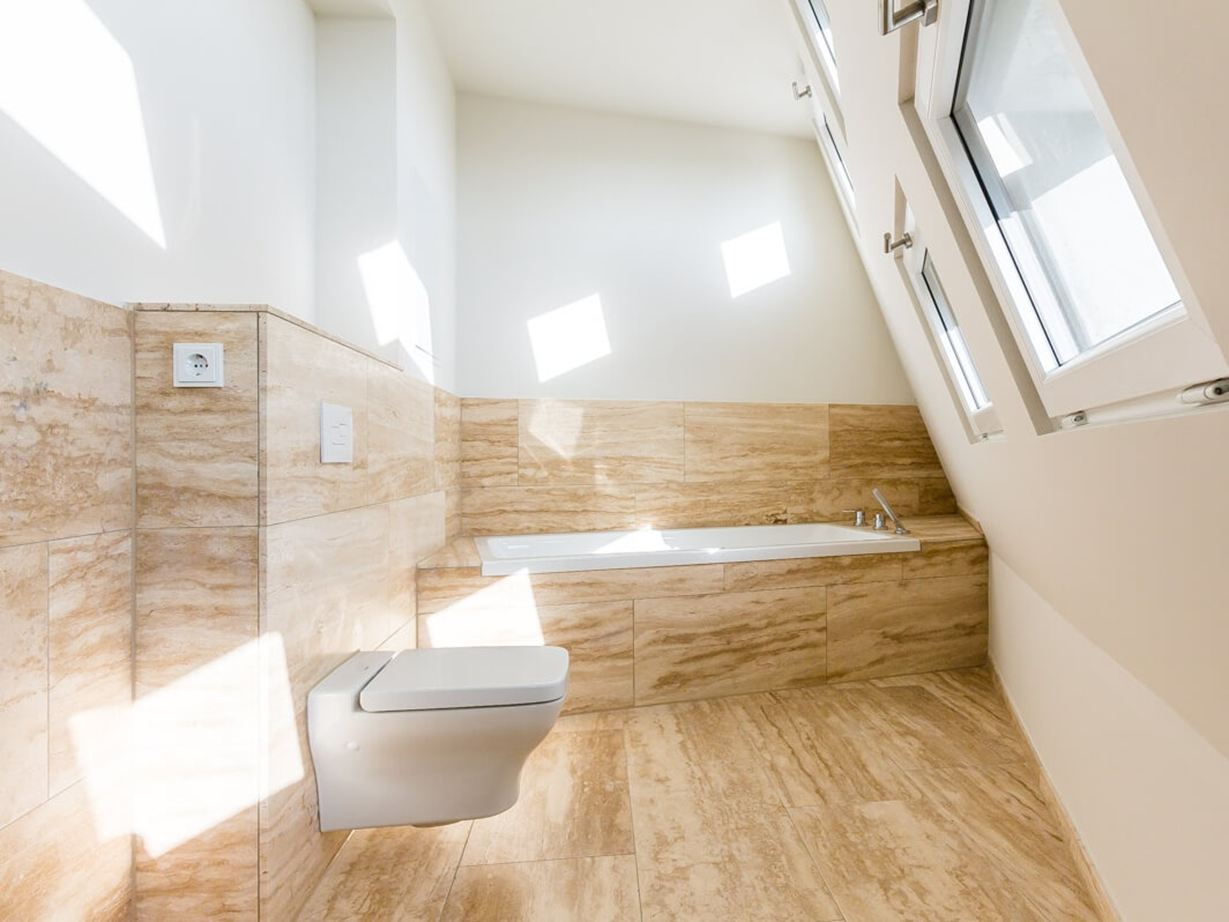 Natura Badfliesen aus Naturstein mit Badewanne und Toilette