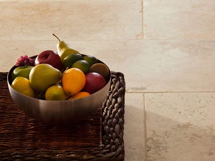 Travertin-Fliesen Rustic mit Obstschale