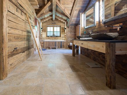 Wellness-Bad mit Holz und Travertinfliesen Rustic