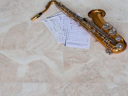 Travertin-Fliesen Vanilla Rustica mit Saxophon