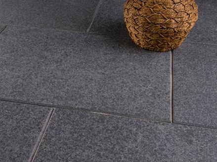 Dunkler Basalt Black Beauty mit Deko