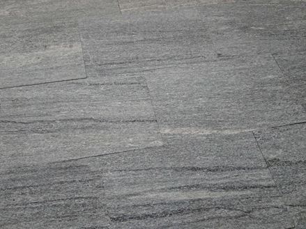 Verlegte Granitplatten Urban Grey Line in Grau mit dunklen Maserungen