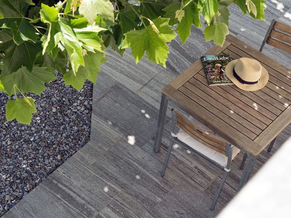 Vogelperspektive auf Granit Terrasse mit Holzmöbeln