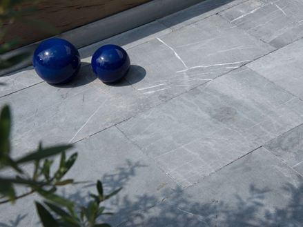Gartendeko auf Kalksteinplatten Blaustein Azur