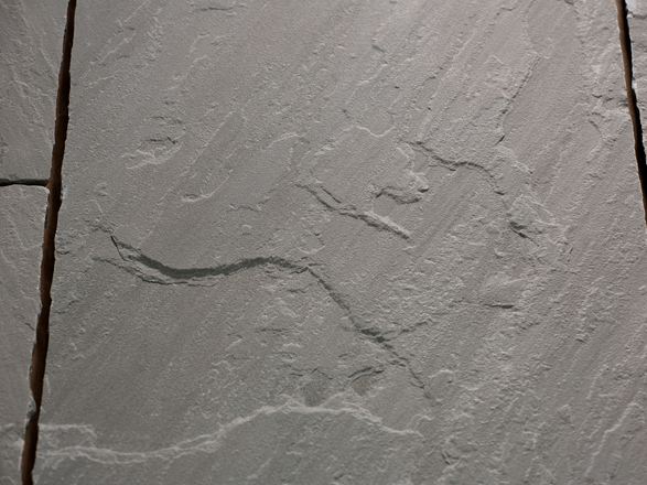 Detailaufnahme Sandsteinplatte Kandla Grey mit natursamt gebürsteter Oberfläche