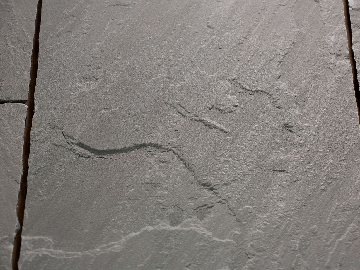 Detailaufnahme Sandsteinplatte Kandla Grey mit natursamt gebürsteter Oberfläche