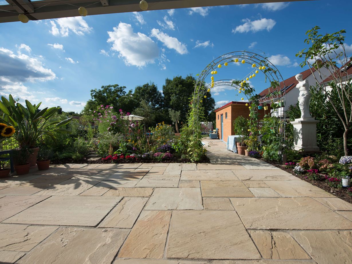 Von der Sandsteinterrasse: Blick in den Garten