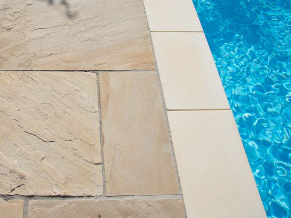 Sandstein Yellow Mint mit Pool und Randeinfassung