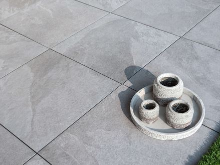 Feinsteinzeugplatten Alpine Grey in Schieferoptik mit Dekovasen