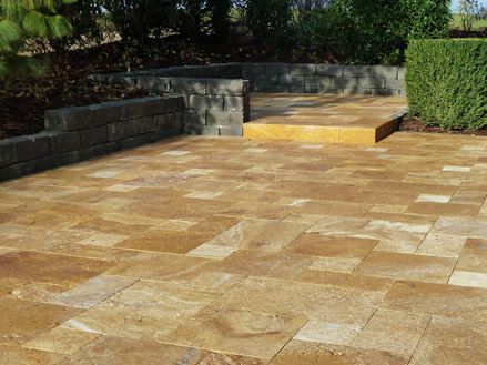 Kundenfoto: Travertin-Platten Gold auf einer Terrasse